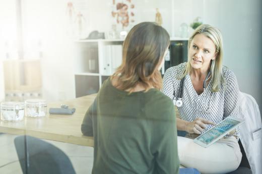 huisarts en patiënt kijken naar PGO op tablet